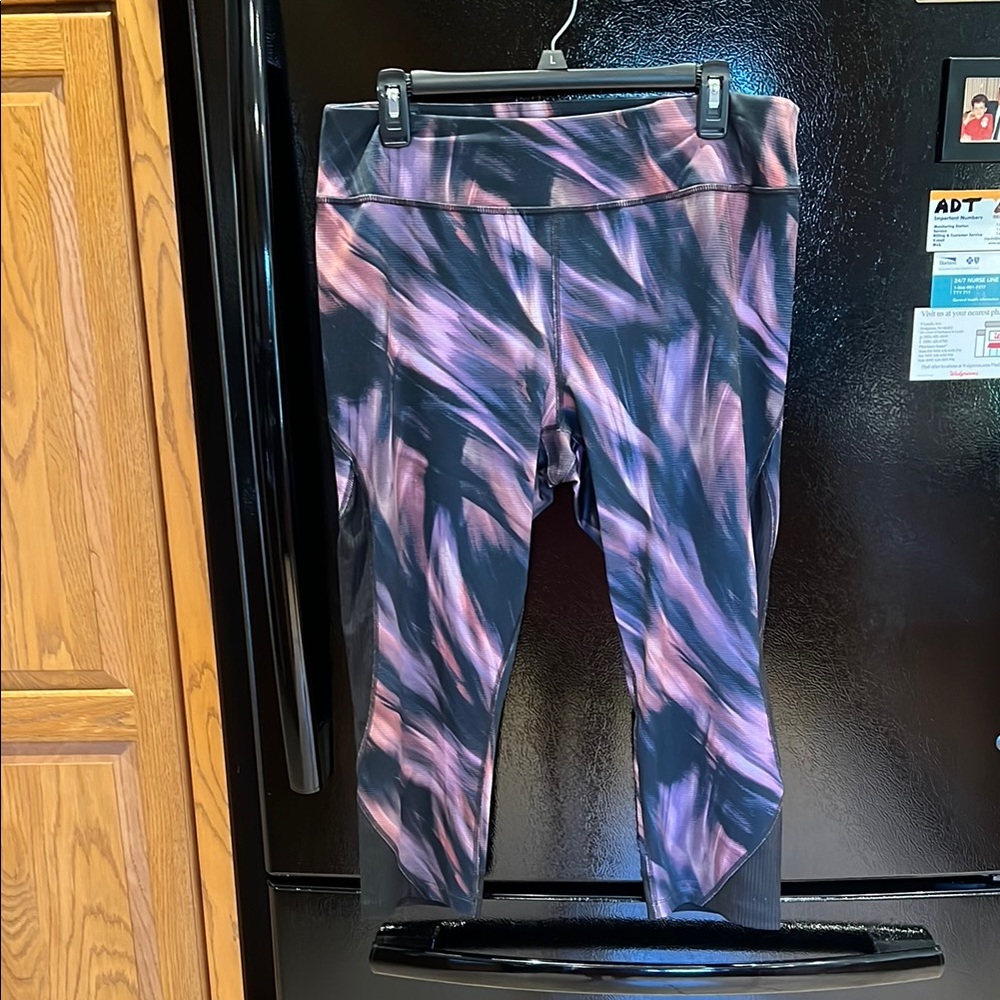 Women's Pink & Black Abstract Print Capri Leggings
